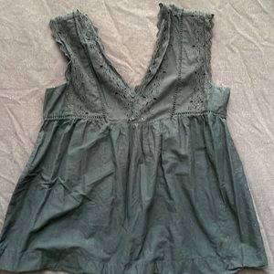 Black eye lit Gap top 🖤